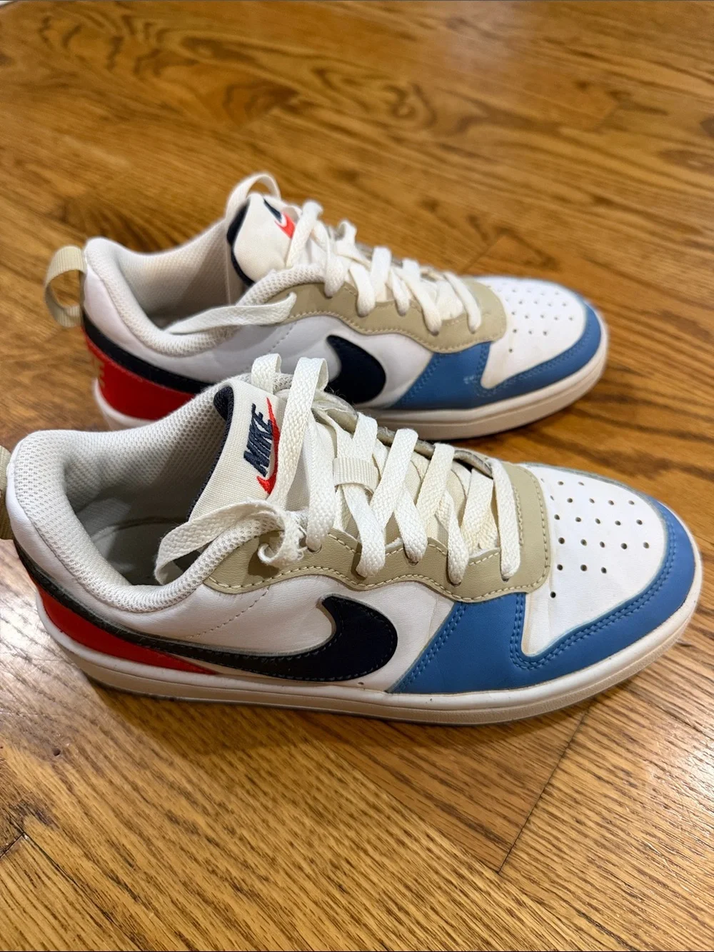 Boy’s Nike Sneakers/Shoes. Size 4Y. Good Condition.